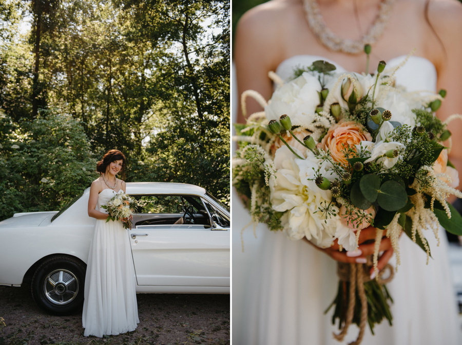 pani młoda przy białym mustangu, bukiet ślubny, stylowe wesele