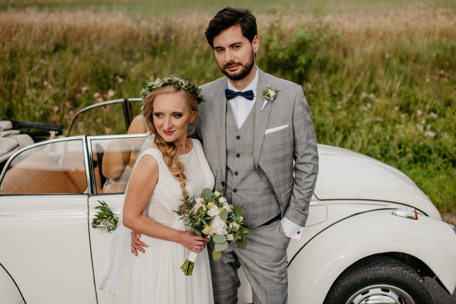 para młoda na tle garbusa