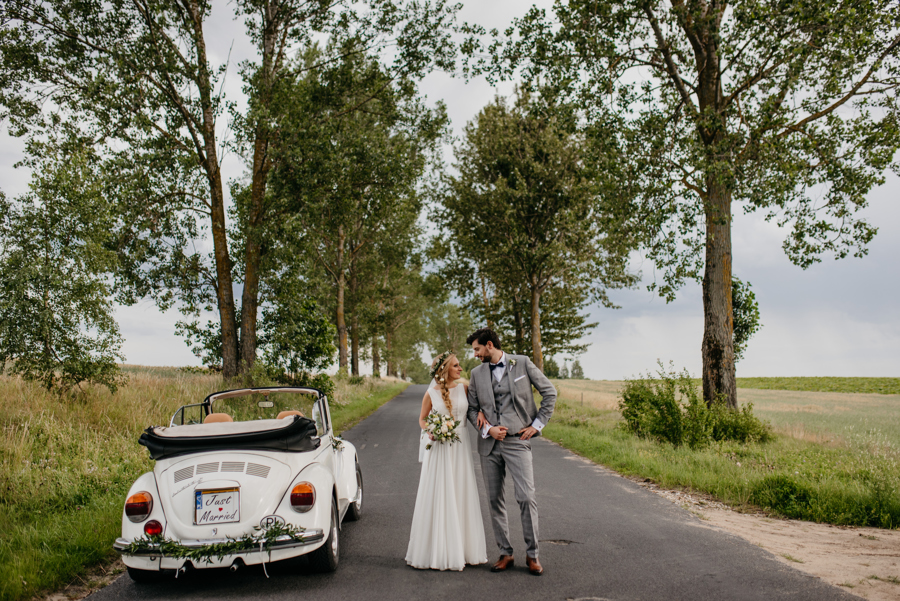 sesja ślubna w dniu ślubu, sesja z garbusem, biały garbus do ślubu, volkswagen