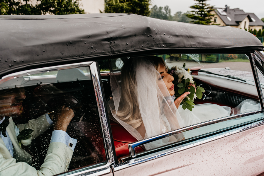 eleganckie wesele, rózowy cadillac