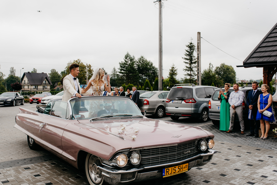 para młoda jedzie cadillaciem, rózowe auto do ślubu, ślub jak z bajki, cadillac de ville
