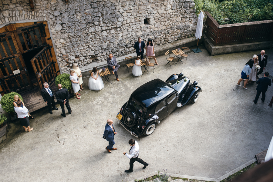 zamek w korzkwi, samochód do slubu, eleganckie wesele
