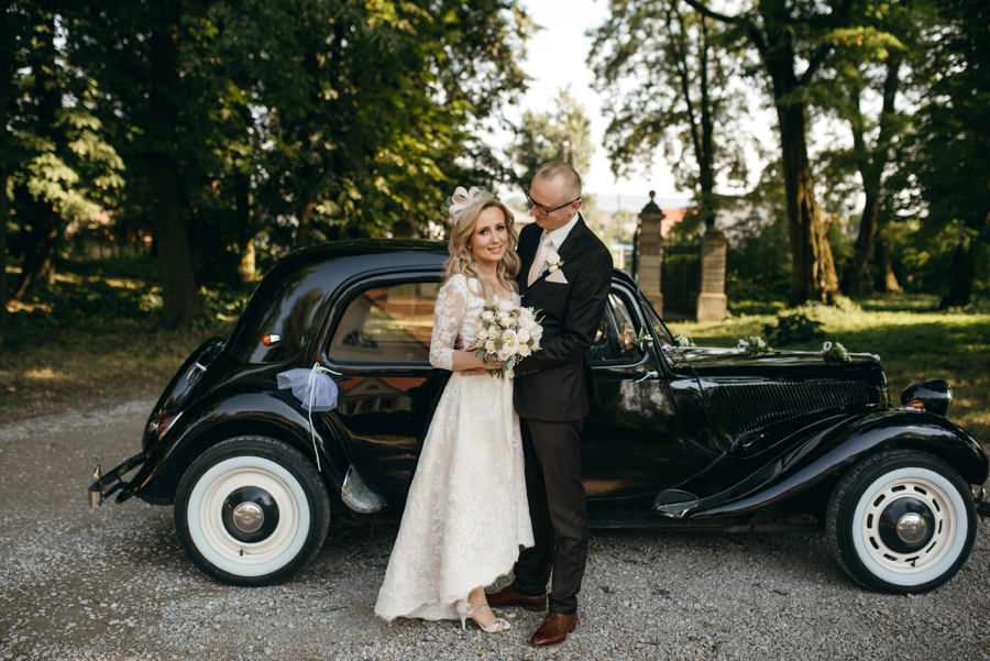 para młoda na sesji zdjęciowej, sesja z samochodem, eleganckie wesele