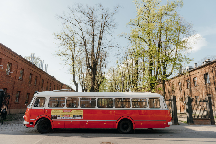 czerwony retro autobus, autobus do ślubu, oryginalny transport dla gości
