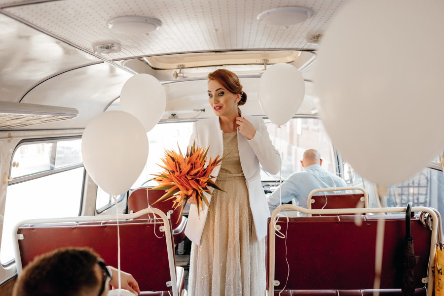 panna młoda w autobusie, ciekawy buket ślubny, retro autobus