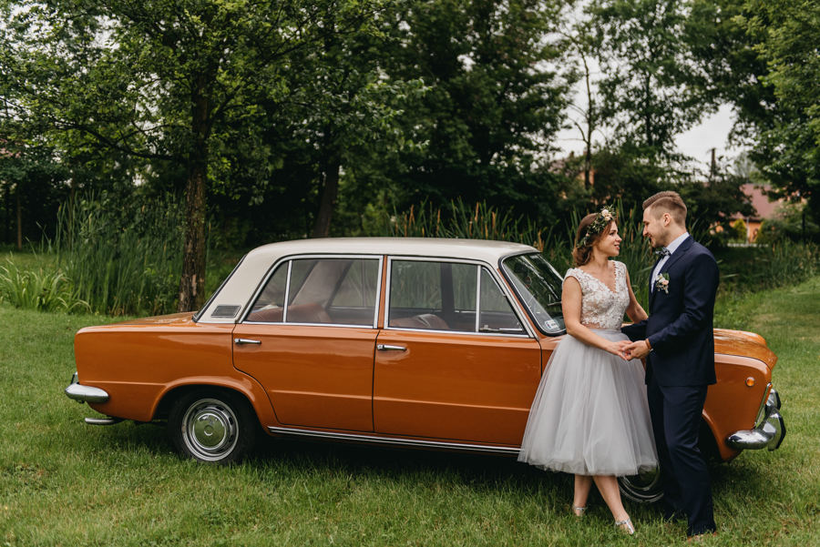 duży fiat, fiat 125p, auto do ślubu, para młoda przy aucie, folwark wiązy, rustykalne wesele