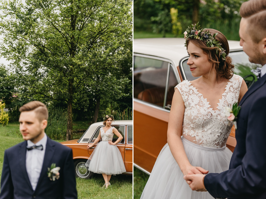 duży fiat, fiat 125p, auto do ślubu, para młoda przy aucie, folwark wiązy, rustykalne wesele