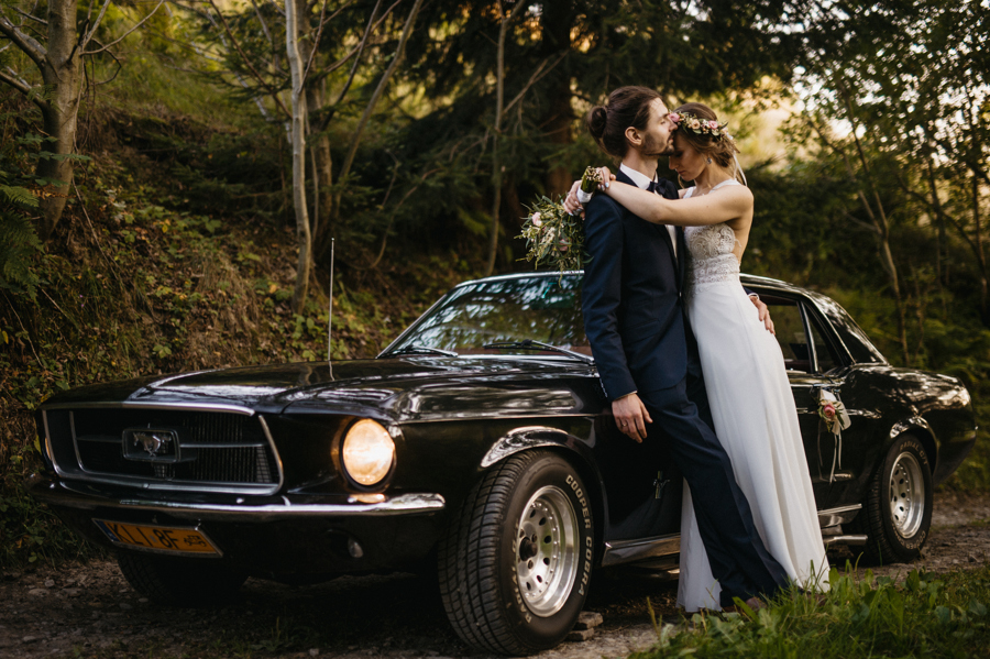 czarny ford mustang, auto do ślubu, wesele z pomysłem, oryginalne auto na slub