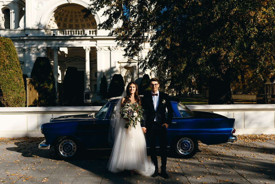 fotografia ślubna warszawa, ceremonia na wilanowie, para młoda, samochód ślubny