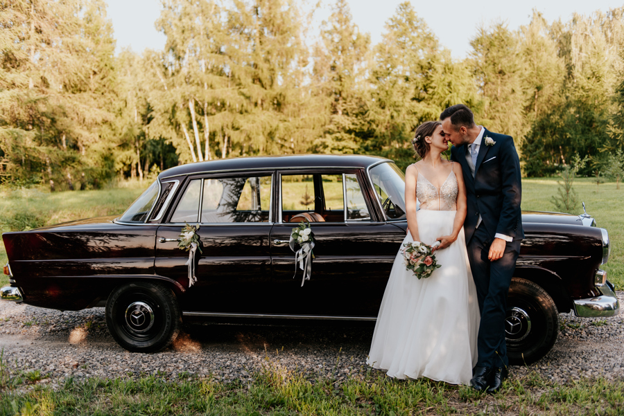 wisniowy mercedes do slubu, retro auto, mercedes W110, skrzydlak