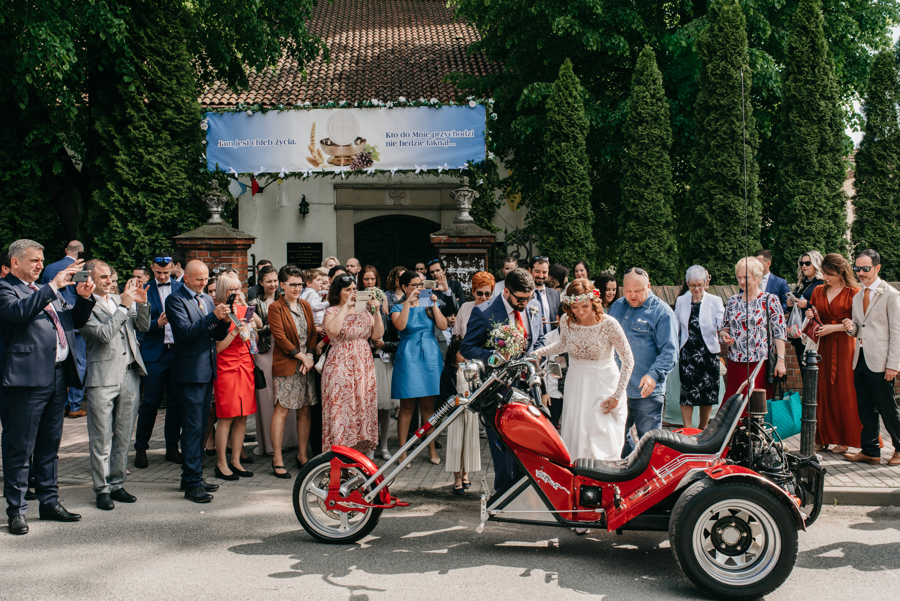 motorem do ślubu, szalona para młoda, trójkołowiec