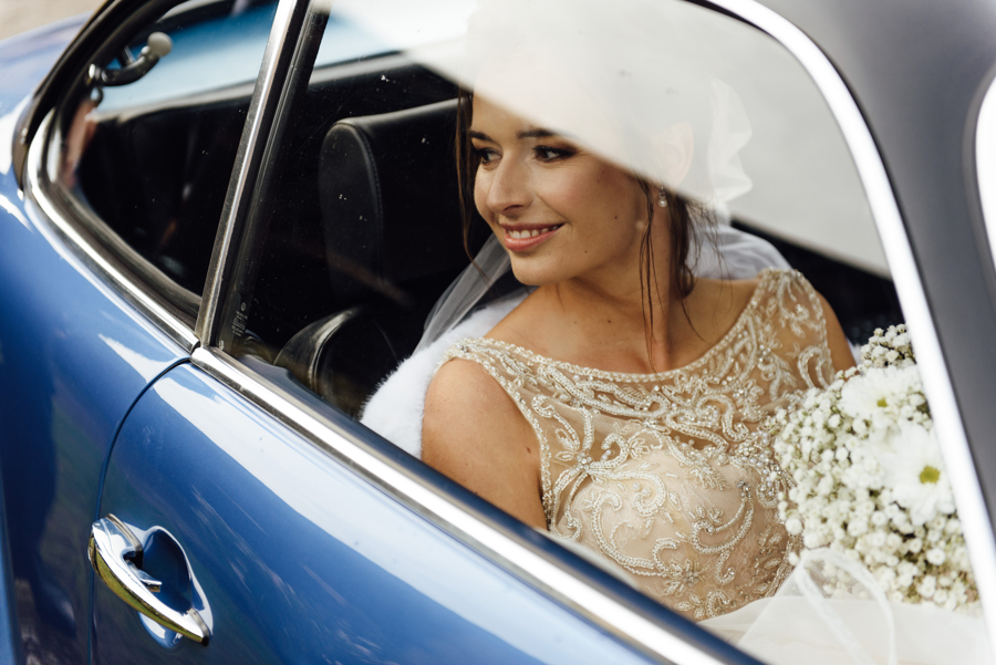 portret panny młodej w aucie,