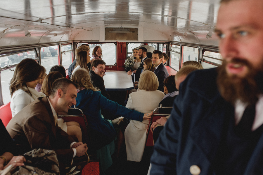 goscie slubny w autobusie, retro autobus, 