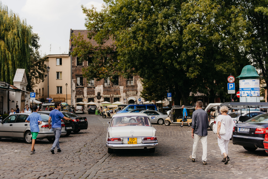 biały mercedes, do ślubu, samochód, retro, czerwona tapicerka, kraków