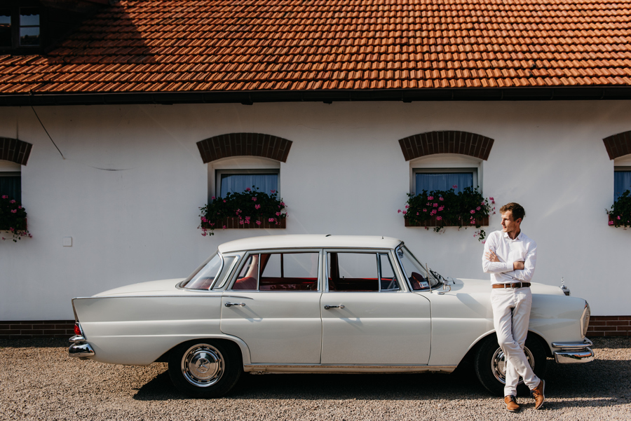 biały mercedes, do ślubu, samochód, retro, czerwona tapicerka, mercedes 220 SE