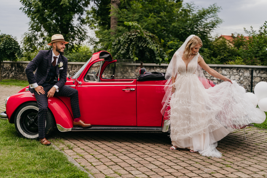 auto do ślubu, volkswagen garbus, cabrio, czerwony garbus, samochód stylowy