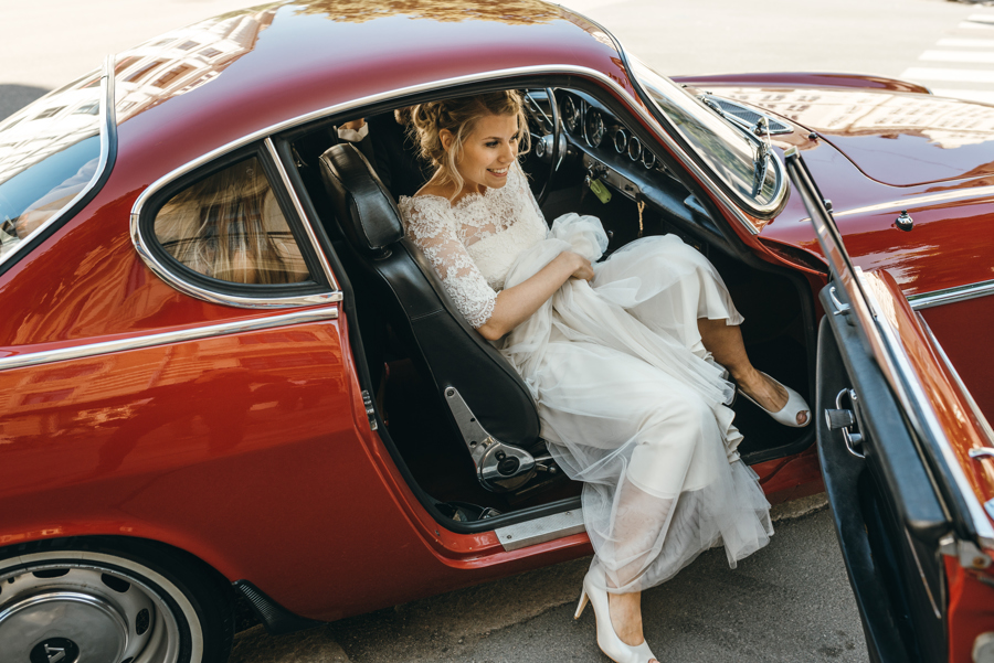 pani młoda wsiadająca do samochodu, volvo