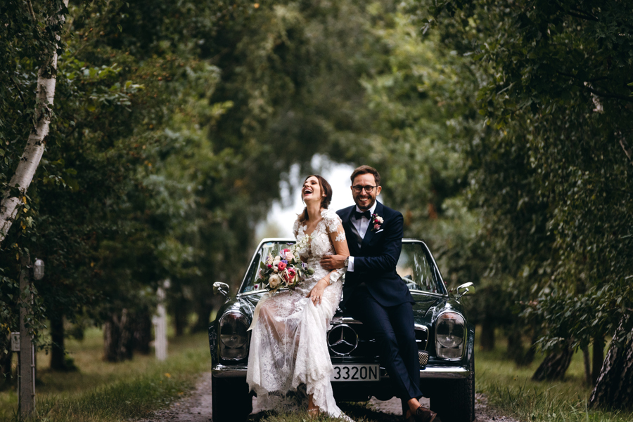 zielony mercedes, klasyk, youngtimer, stodoła wszystkich świętych, auto do ślubu, luzackie wesele, szalona para młoda