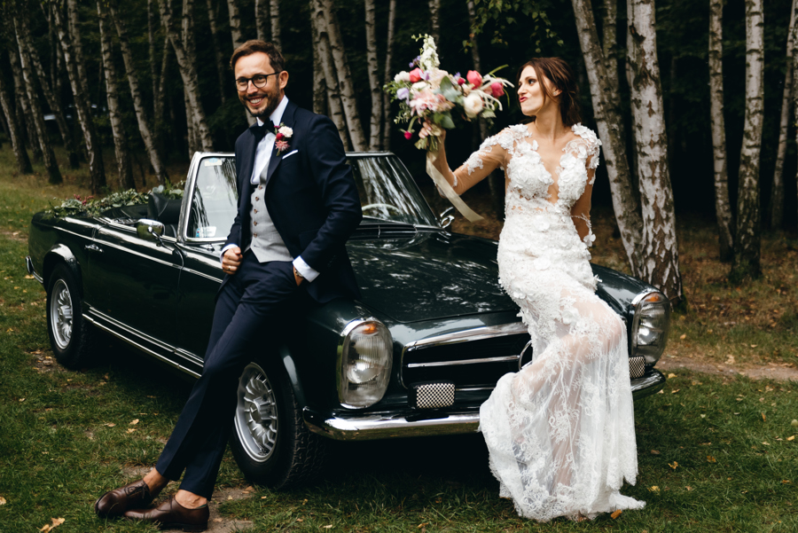 zielony mercedes, klasyk, youngtimer, stodoła wszystkich świętych, auto do ślubu, luzackie wesele, szalona para młoda