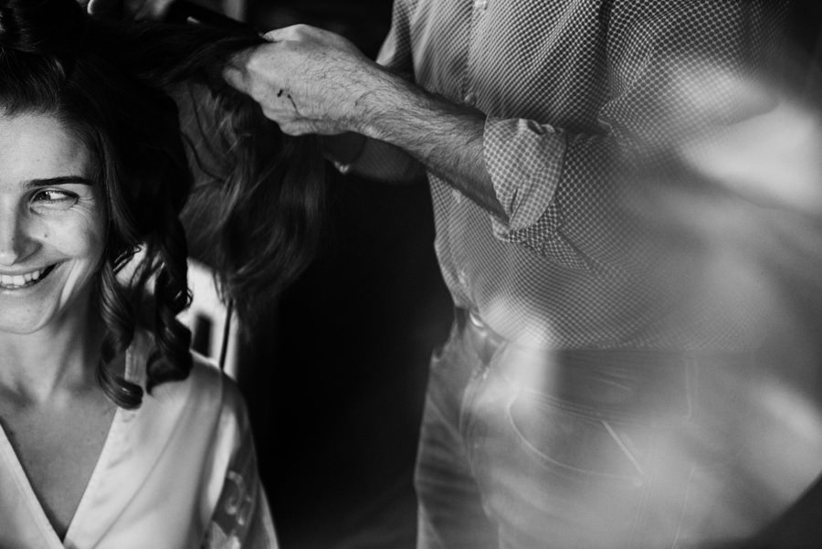 portret pani młodej na przygotowaniach, fryzura ślubna, uśmiech, ślub w toskanii