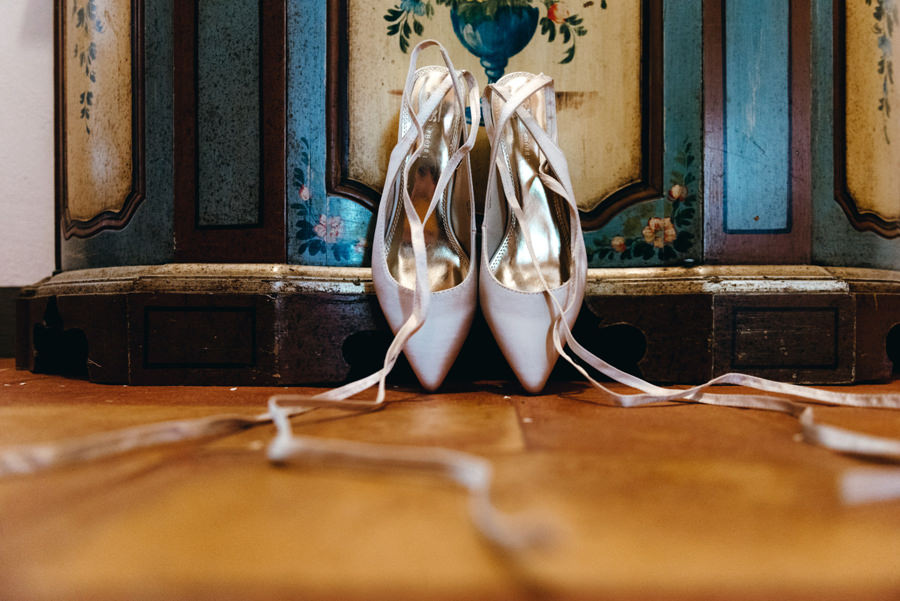 buty ślubne, wstążki przy butach, baletki, przygotowania w villi, ślub w Toskanii