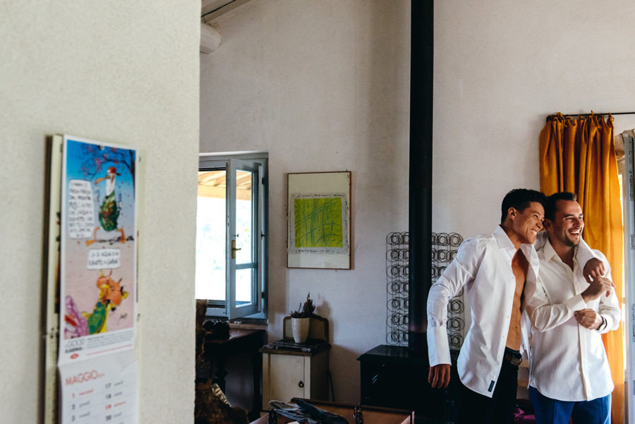 pan młody zapina spinki, świadek , przygotowania do slubu, toskańska villa