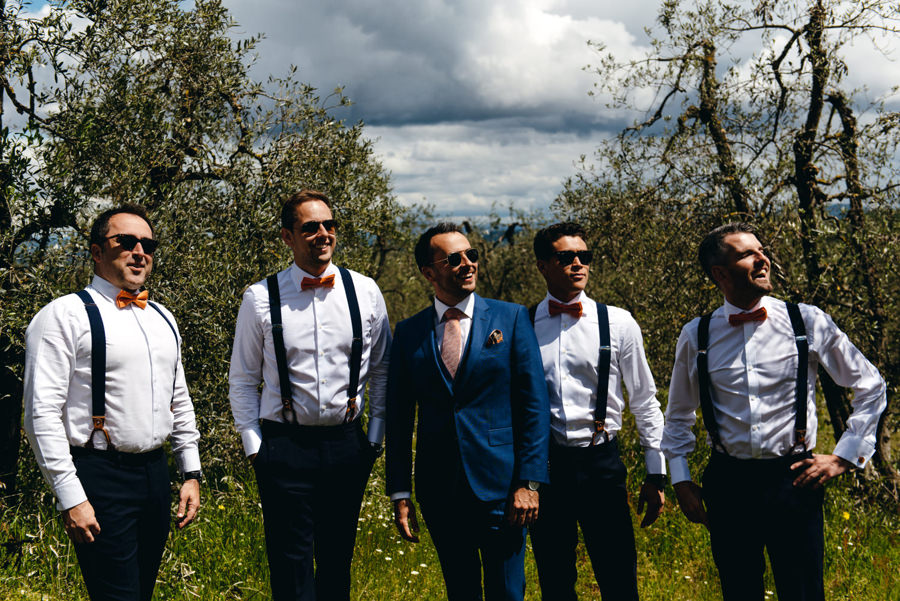 drużyna pana młodego, drużbowie, świadek, sesja zdjęciowa z drużbami, toskania