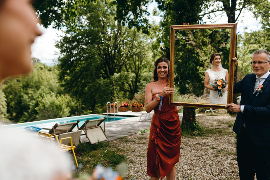 panna młoda przegląda się w lustrze, dumny tata, toskańskie wesele