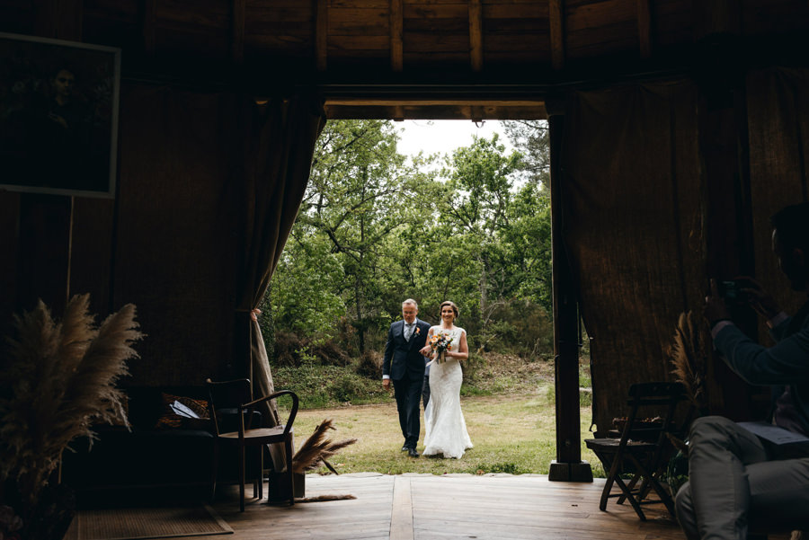 ojciec wprowadza pannę młodą na ceremonię, ślub w jurcie
