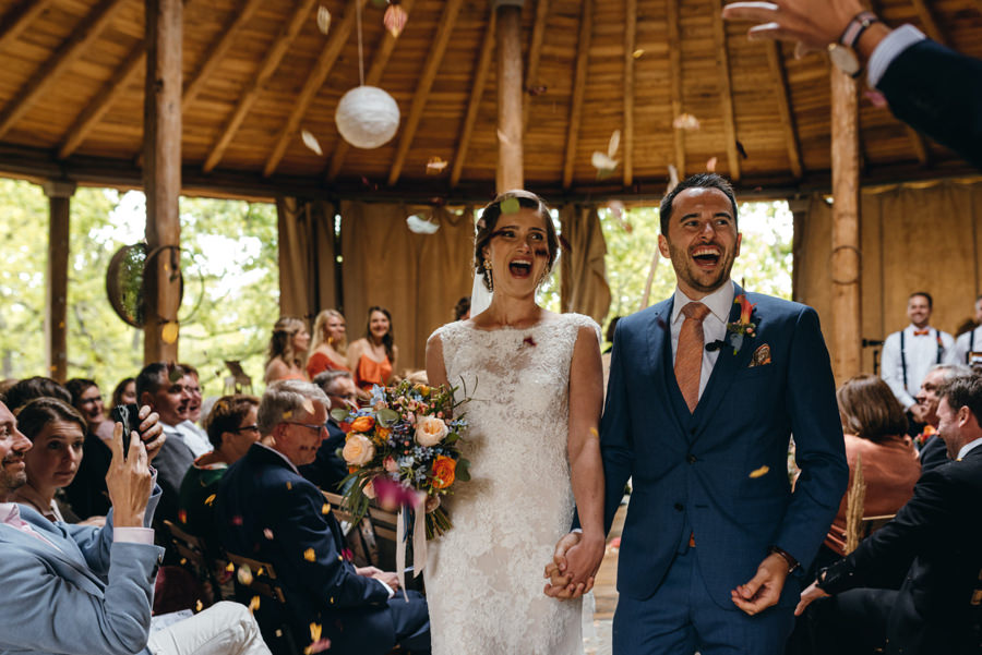 ślub w jurcie, toskańskie wesele, ślub we włoszech, para młoda wychodzi po ceremonii, konfetti, radość, reportaż ślubny