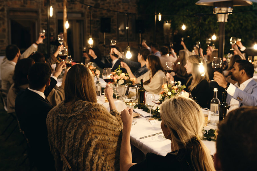 wesele pod namiotem, wesel w Toskanii, rustykalne wesele, detale ślubne, toast, wino na weselu
