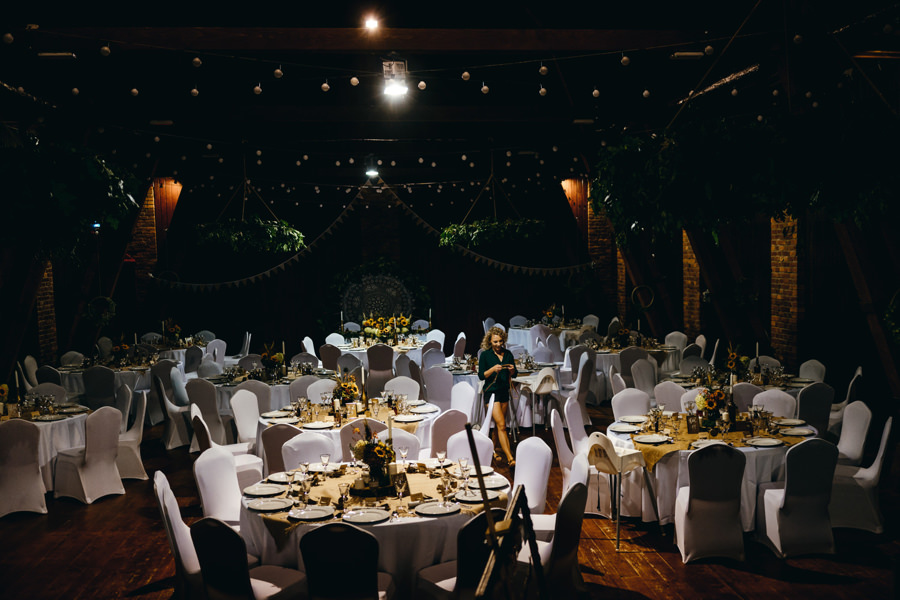 stodoła w kąśnej, rustykalne wesele, wesele w stodole, dekoracje ślubne