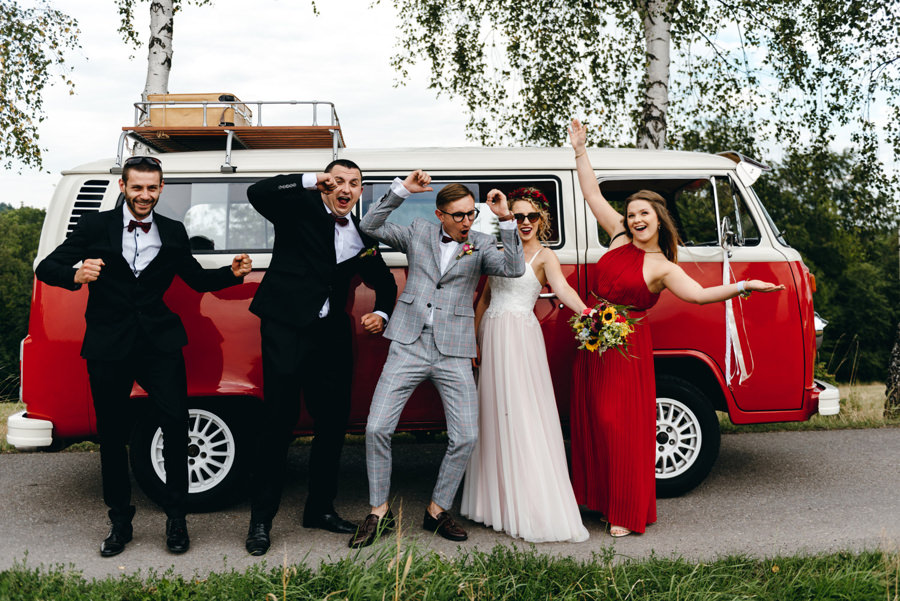 busem do ślubu, ekipa weselna, wygłupy, ogórek volkswagen