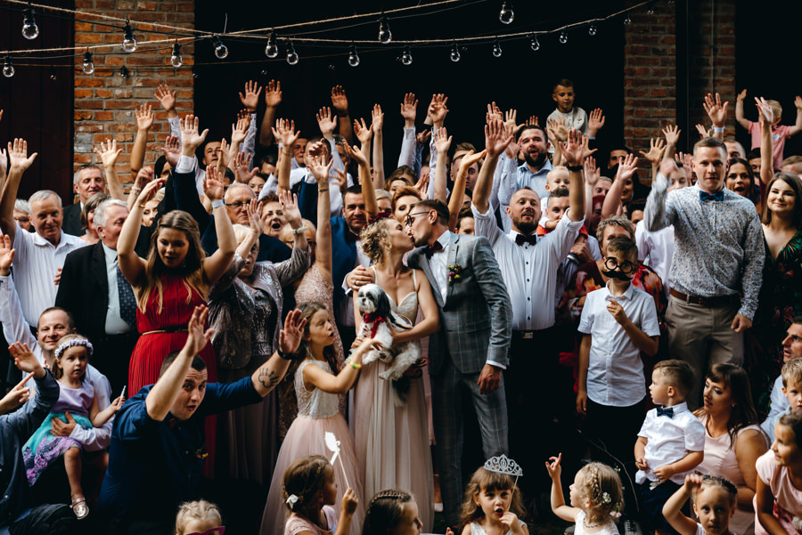 stodoła w kąśnej, rustykalne wesele, wesele w stodole, zdjęcie grupowe, energia, radość