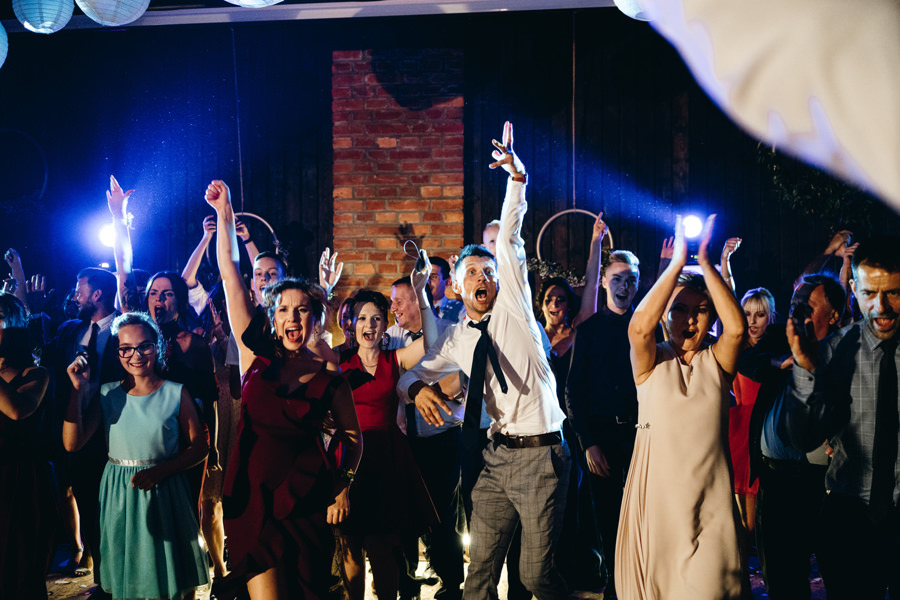 stodoła w kąśnej, rustykalne wesele, wesele w stodole, dekoracje ślubne