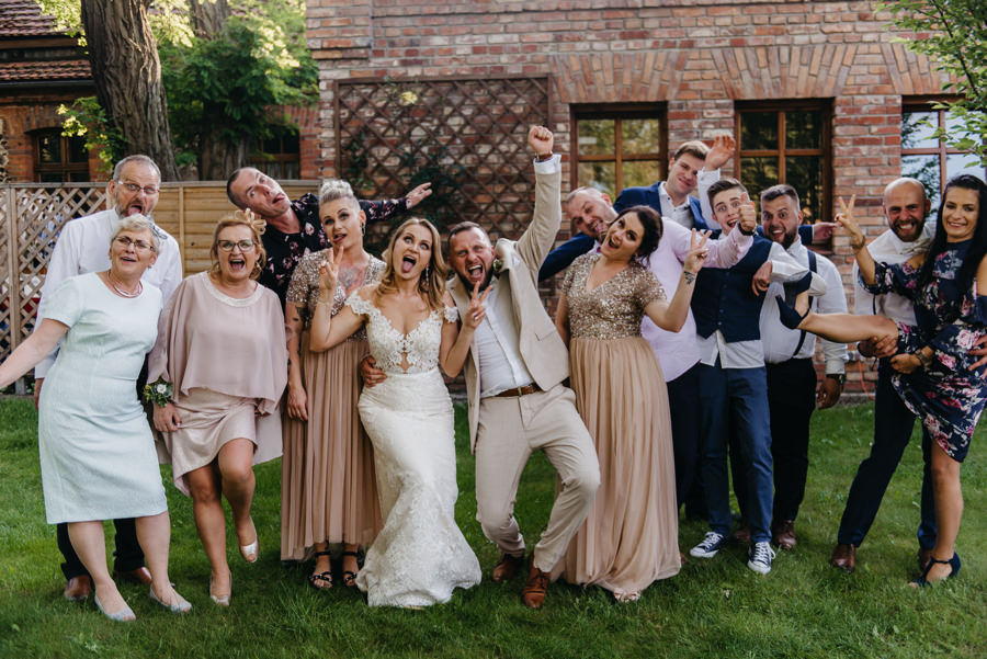 zdjęcia grupowe na weselu, brak nudy, zwariowana ekipa, wesele w żabim dworze