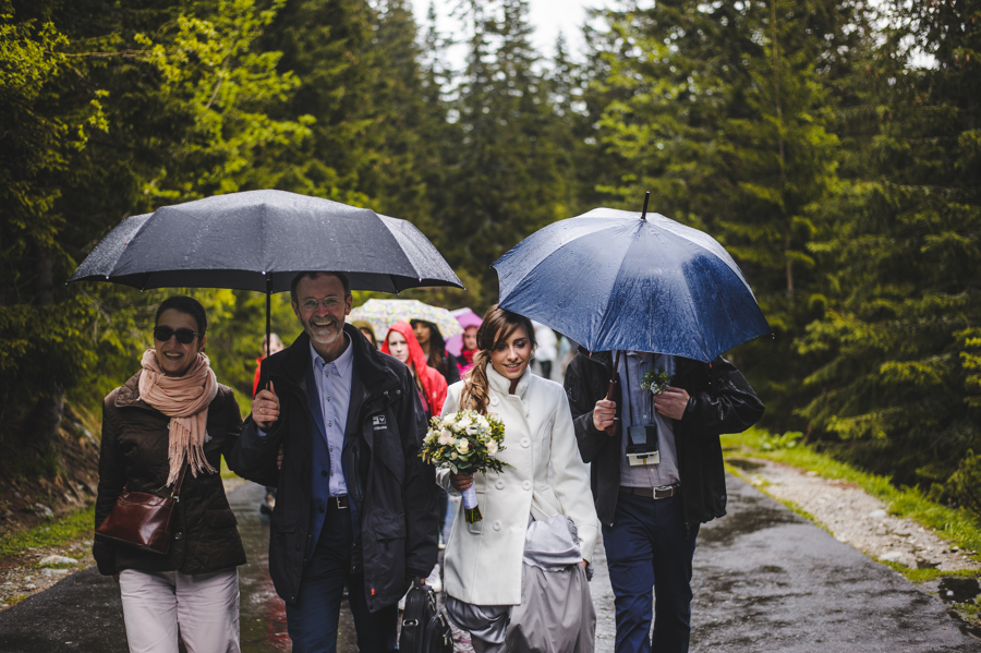 para młoda i pastor w drodze nad morskie oko, Elopement w Polsce, ślub w górach, ślub nad morskim okiem