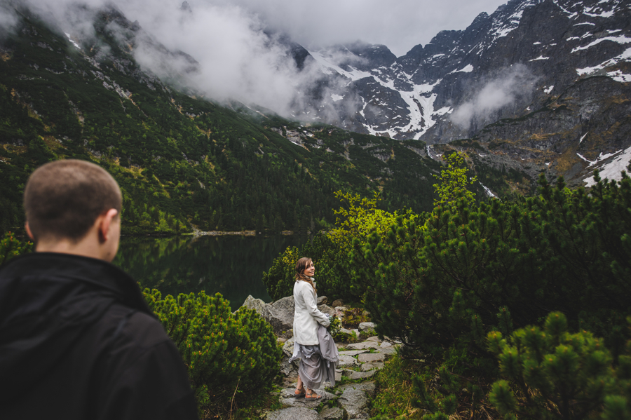 mgliste tatry, magiczna aura na ślub, Elopement w Polsce, ślub w górach, ślub nad morskim okiem
