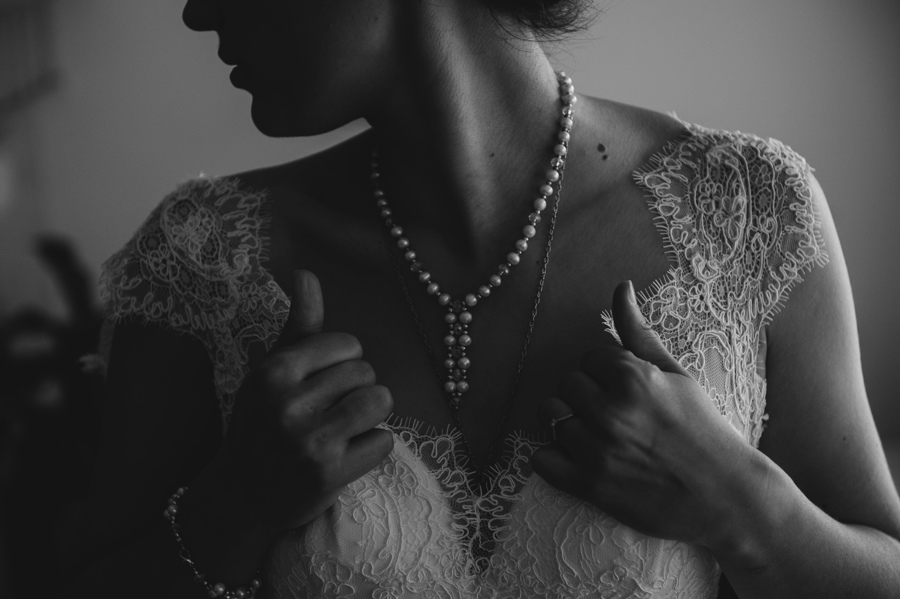 suknie naszyjnik czarno biale dlonie