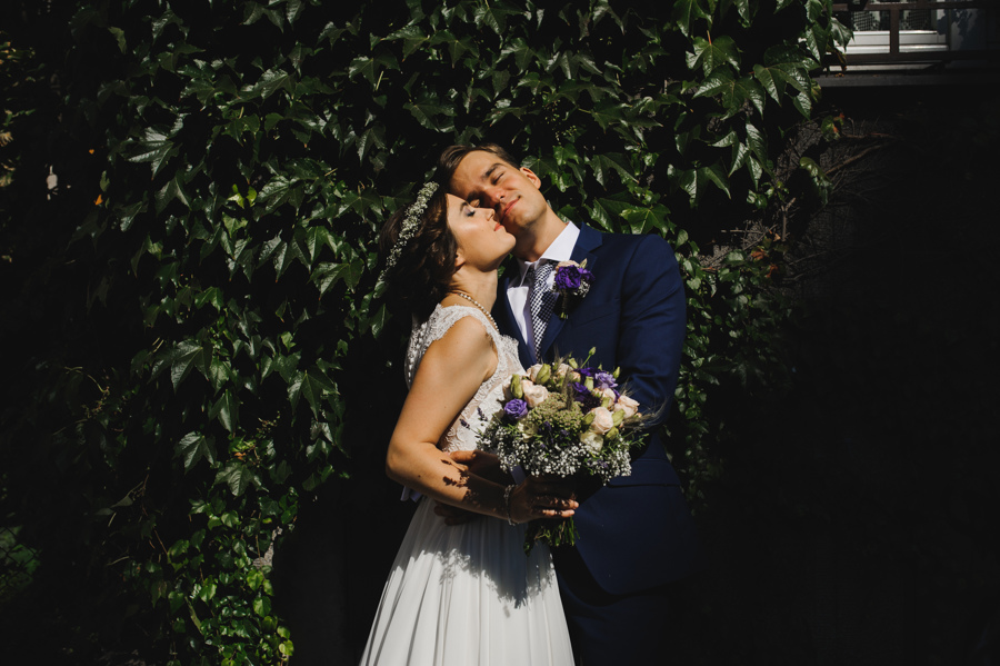 sesja plenerowa przytulanie kwiaty