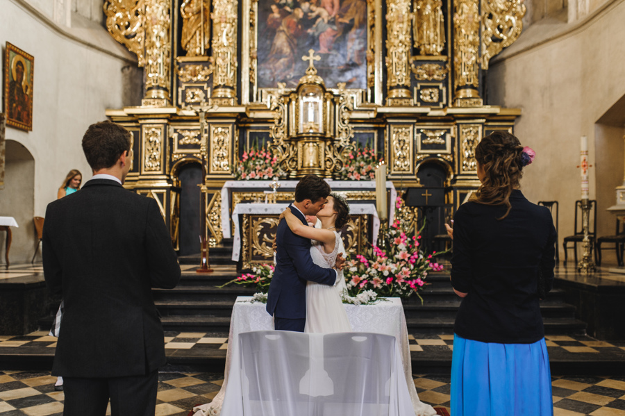 pocalunek malzenstwo oltarz