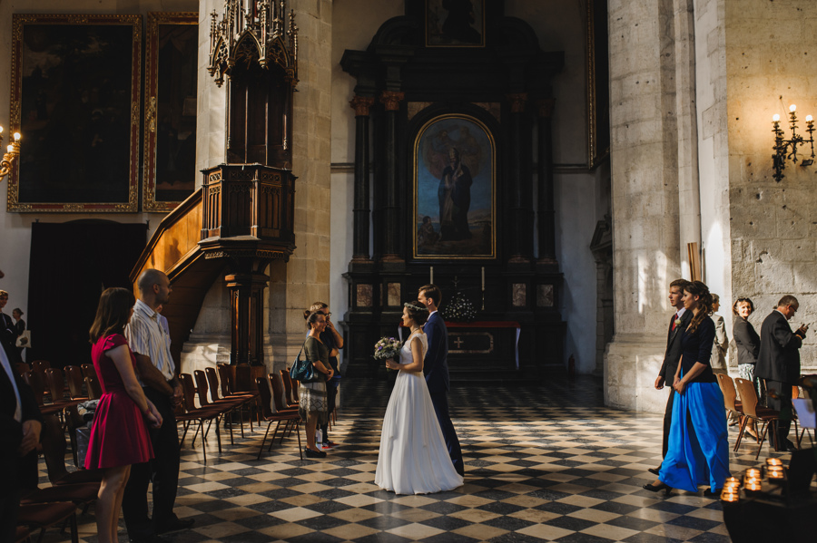 wyjscie z kosciola swiatlo para mloda