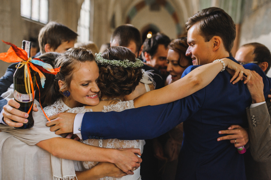 uscisk przytulanie zyczenia wianek wino