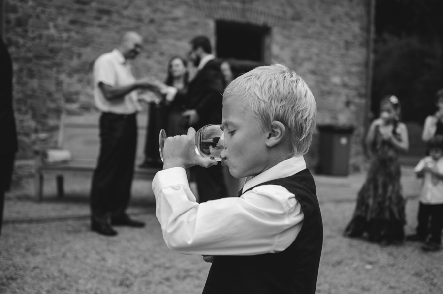 dziecko kieliszek wino biala koszula