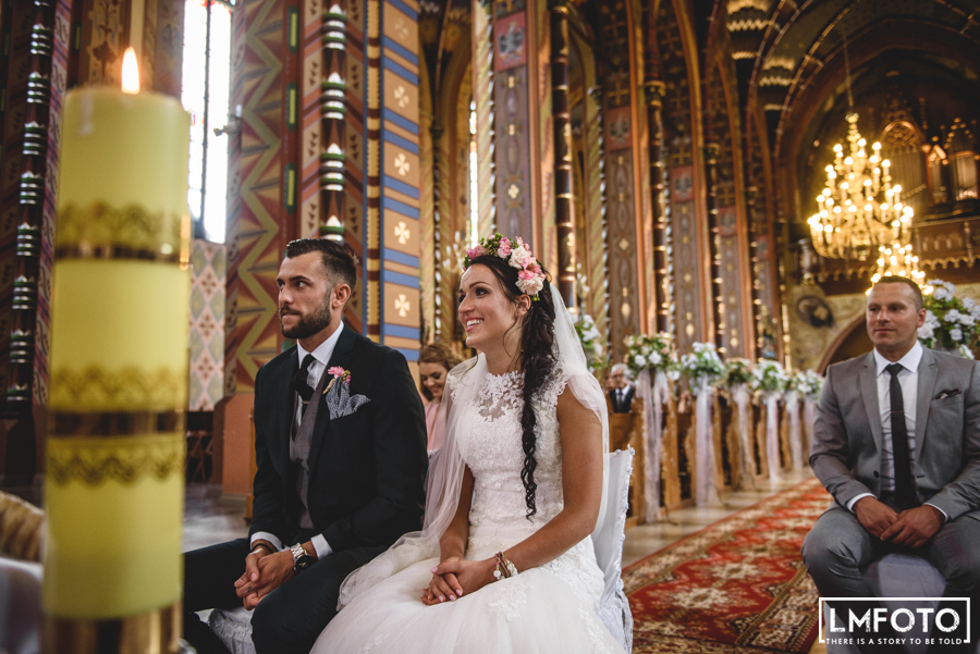 kosciol krzesla kwiaty cegla