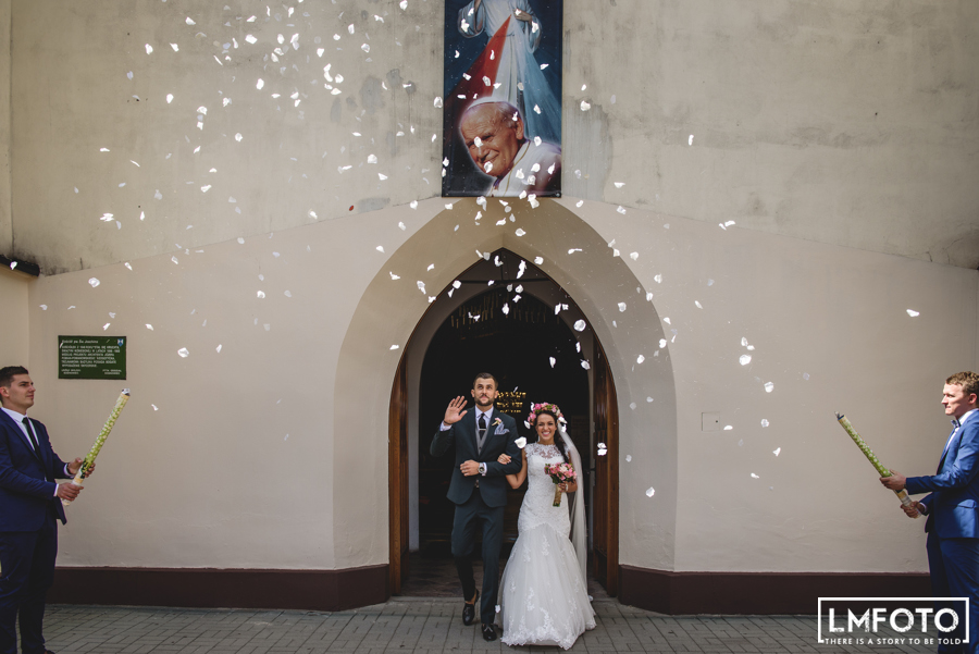 wyjscie kosciol konfetti wiatr