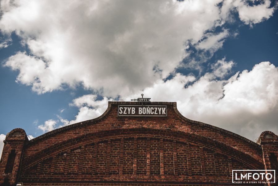 detale front budynku cegla szyb