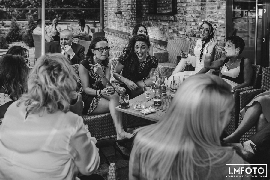 goscie stolik papieros piwo