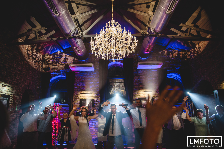 taniec zyrandol goscie parkiet