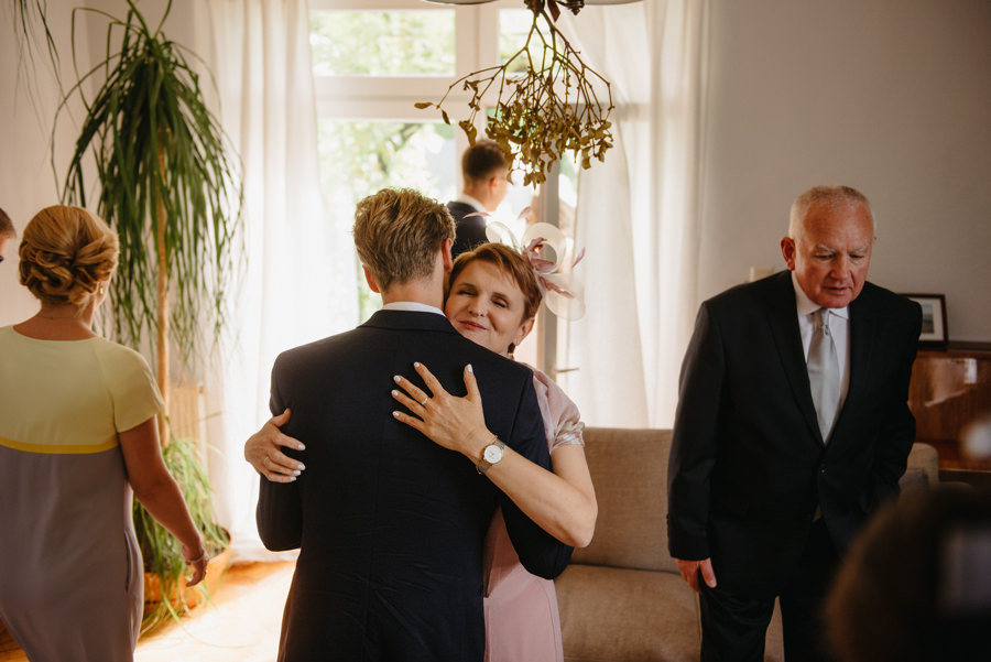 rodzina rodzice przytulanie